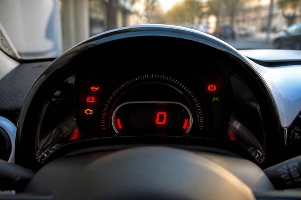 découvrez la signification des voyants du tableau de bord de votre renault twingo et apprenez les actions à entreprendre pour assurer votre sécurité et le bon fonctionnement de votre véhicule.
