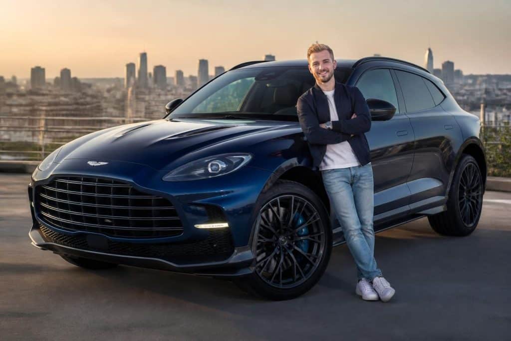 découvrez l'aston martin dbx707 de squeezie : son prix, ses caractéristiques techniques et des détails exclusifs sur ce suv de luxe performant et élégant.