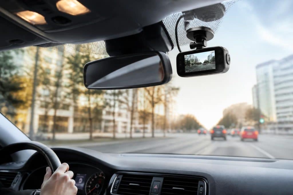découvrez comment choisir et installer la dashcam idéale pour votre voiture afin de filmer vos trajets en toute sécurité et protéger vos preuves en cas d'incident.