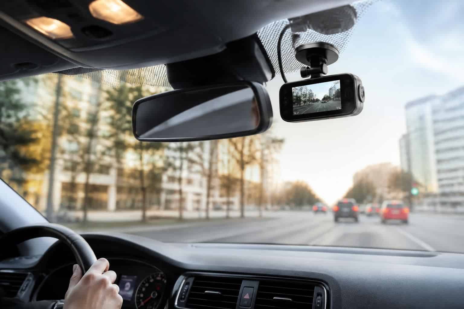 découvrez comment choisir et installer la dashcam idéale pour votre voiture afin de filmer vos trajets en toute sécurité et protéger vos preuves en cas d'incident.